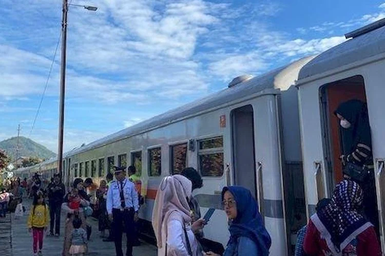 Jadwal Kereta Daop 6 Batal Akibat Kecelakaan Kereta Bekasi