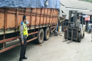 KA Commuter Line Dhoho Tabrak Truk Mogok di Blitar, Simak Kronologinya