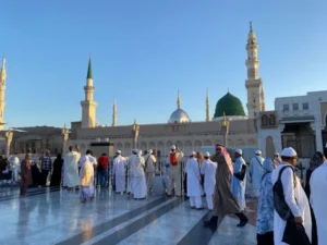 Khoirunnisa Menuju Raudhah: Perjuangan Jamaah Haji di Madinah