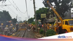 KRL rusak pascatabrakan di Bekasi Timur, Dirut KAI Termenung