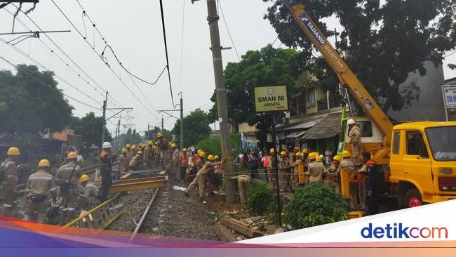 KRL rusak pascatabrakan di Bekasi Timur, Dirut KAI Termenung
