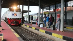 Pemisahan Jalur KRL dan Kereta Jarak Jauh Wajib Segera Dilakukan