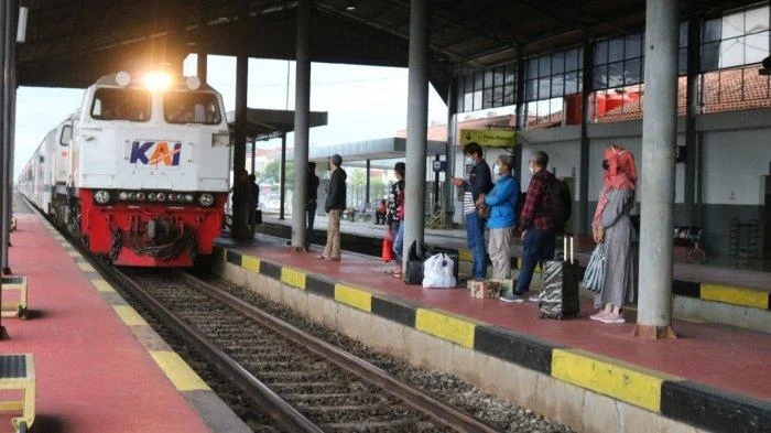 Pemisahan Jalur KRL dan Kereta Jarak Jauh Wajib Segera Dilakukan