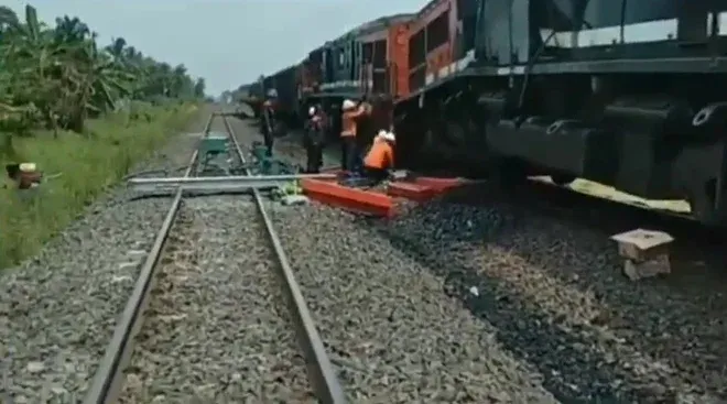 Situasi Emergency Stasiun Bekasi: Dampak Tabrakan Dua Kereta