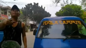 Sopir Angkot Rusak Mobil Usai Ditegur Lawan Arah