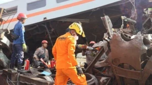 Tabrakan Kereta Bekasi Hari Ini: Situasi Terkini Jatinegara